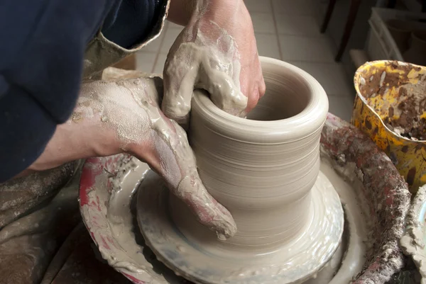Handen van een pottenbakker, het creëren van een aarden pot op de cirkel — Stockfoto