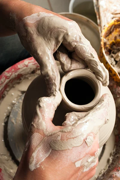 Potter creating earthen jar on the circle — Zdjęcie stockowe
