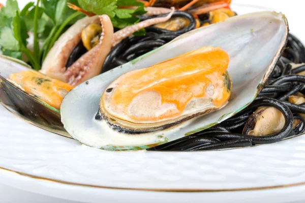 Kokta och beredda musslor redo att ätas. — Stockfoto