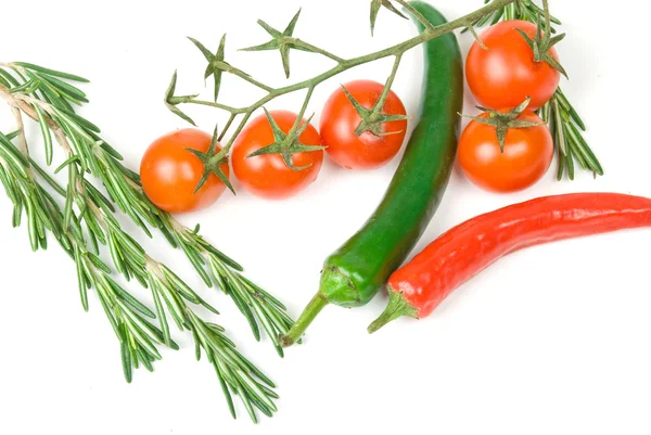 Frisches Gemüse im Teller isoliert auf weißem Hintergrund — Stockfoto