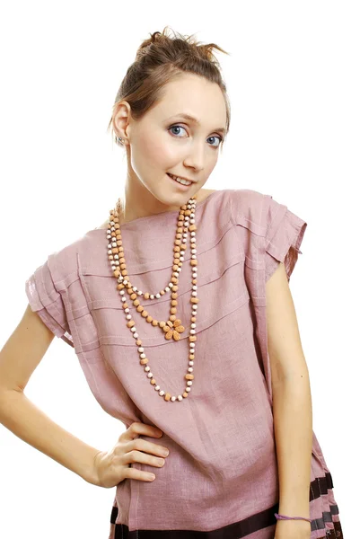 Ung flicka i en etnisk klänning med en pärlor — Stockfoto