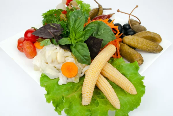 Закуски. маринована кукурудза, огірки, капуста, перець, оливки — стокове фото