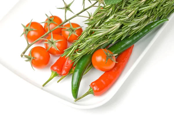 Свіжі овочі в тарілці ізольовані на білому фоні — стокове фото