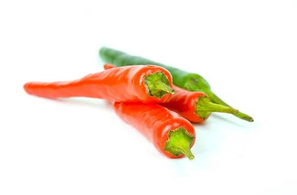 Närbild av en chili peppers på vit bakgrund — Stockfoto