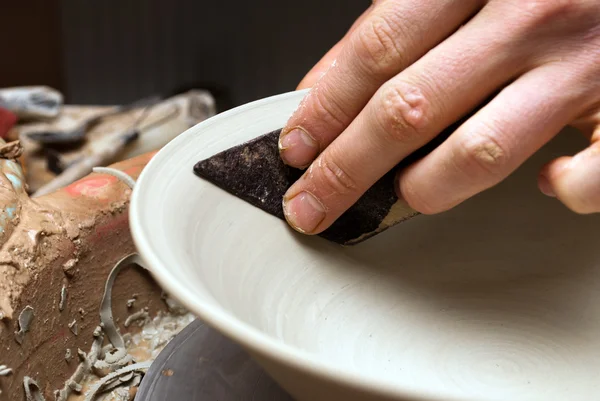 陶工的手，在圆周上制造一个陶罐 — 图库照片
