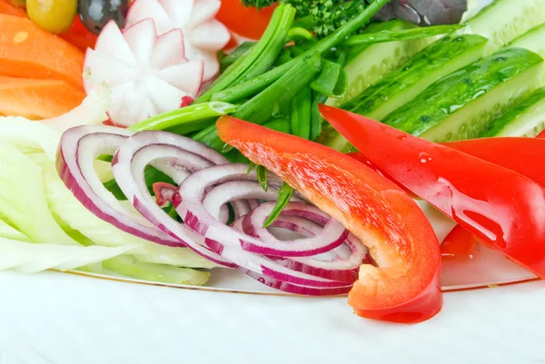 Frisch geschnittenes Gemüse im Salat — Stockfoto