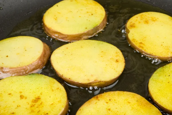 Batatas em fatias em Pan — Fotografia de Stock