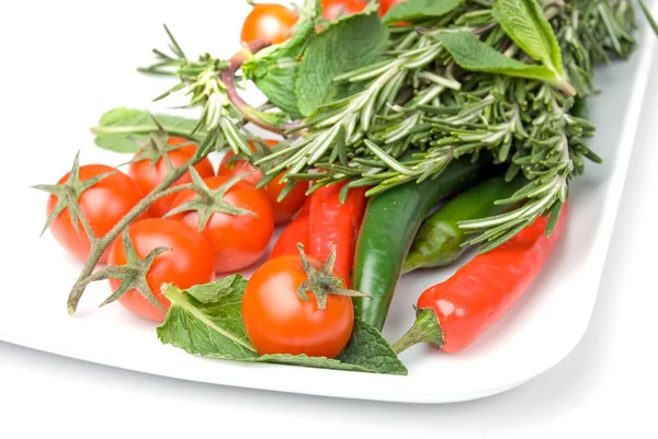 Verduras frescas en plato aisladas sobre fondo blanco — Foto de Stock
