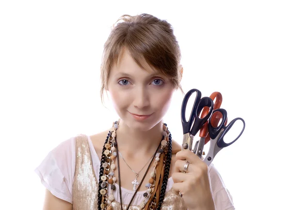 Молодая девушка держит в руке ножницы — стоковое фото