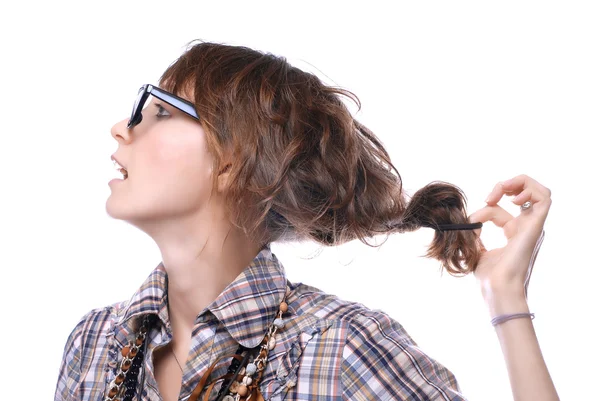 Mladá dívka, která nosí brýle s nádherným hairdressspectacles — Stock fotografie