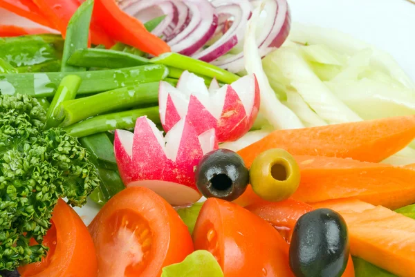 Frisch geschnittenes Gemüse im Salat — Stockfoto