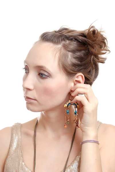 Attraktives Mädchen probiert einen Ohrring an — Stockfoto