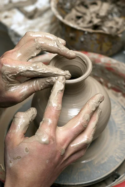 Händerna på en krukmakare, skapa en jordburk på cirkeln — Stockfoto