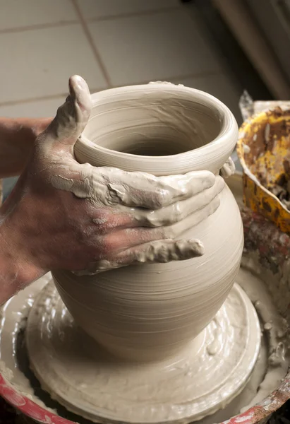Ręce garncarza, tworząc gliniany słoik na okręgu — Zdjęcie stockowe