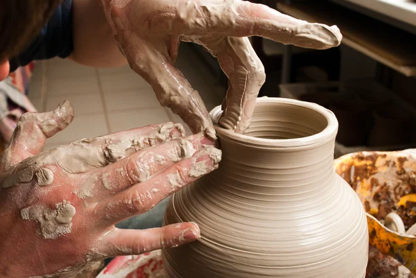 Potter aarden pot op de cirkel maken — Stockfoto