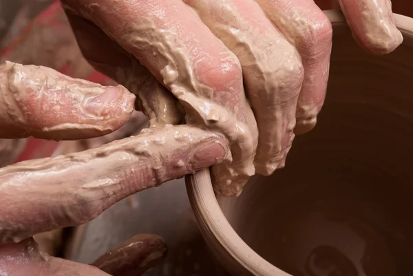陶工的手，在圆周上制造一个陶罐 — 图库照片