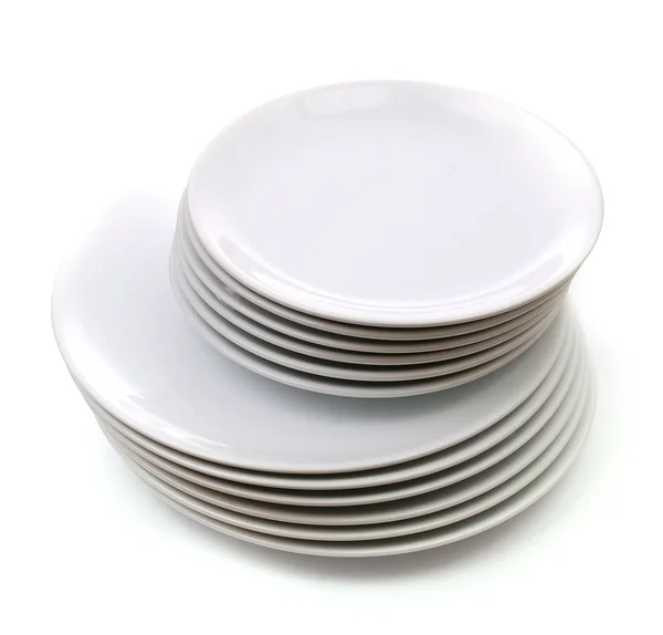 Стопка белых блюд, изолированных на белом — стоковое фото