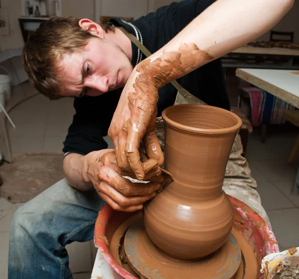 Potter, creando un frasco de tierra en el círculo —  Fotos de Stock
