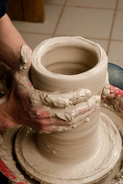Manos de un alfarero, creando un frasco de tierra en el círculo —  Fotos de Stock