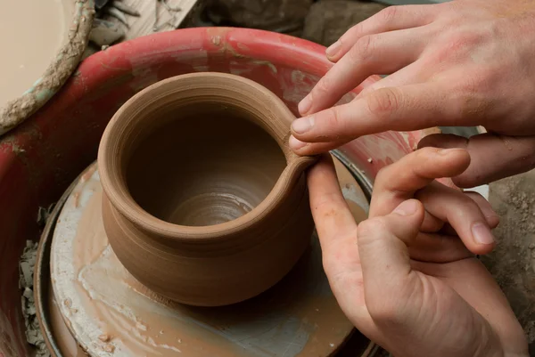 Ruce hrnčíře, vytváří hliněnou nádobu na kruh — Stock fotografie