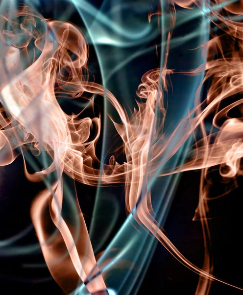 黒地に抽象的なカラフルな煙. — ストック写真