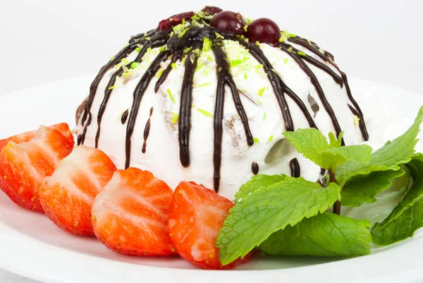 Cake with strawberry — Stock Photo, Image
