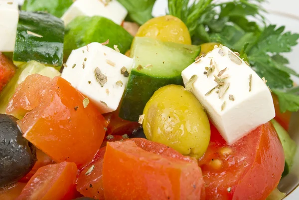 Salada de feta com tomates e azeitonas verdes — Fotografia de Stock