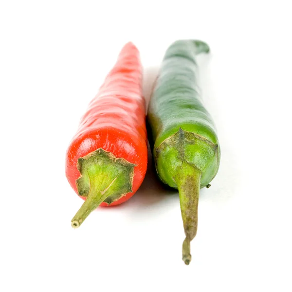 Chilli papričky na bílém pozadí — Stock fotografie