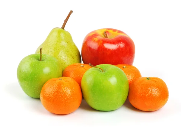 Fruktfat med citrusfrukter, bananer, äpplen, plommon — Stockfoto