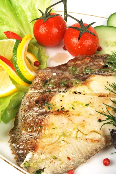 Kızarmış gıdalar - ızgara balık limon ve kiraz domates ile — Stok fotoğraf
