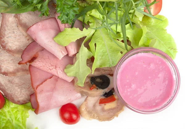 Soğuk et tabağı - dilimlenmiş et tabağı taze salata yaprağı — Stok fotoğraf