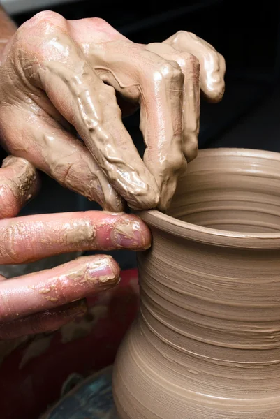 Potter, tworzenia glinianych słoik na kole — Zdjęcie stockowe