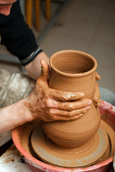 Руки гончаря, створюючи глиняну банку на колі — стокове фото