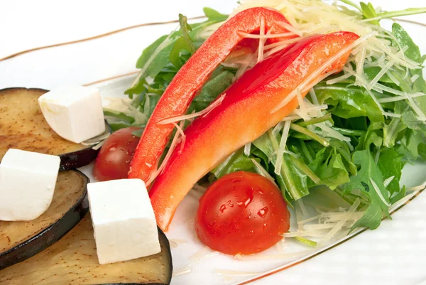 Salata üzerine beyaz izole — Stok fotoğraf