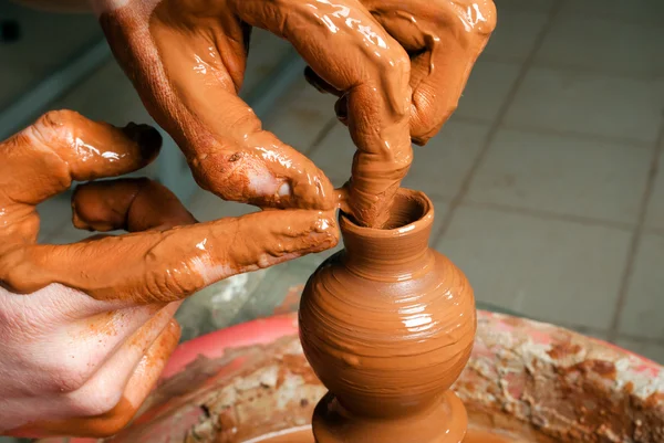 Руки горшечника, создающего маленькую глиняную банку — стоковое фото