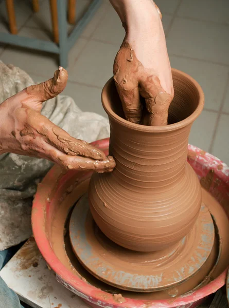 Mains d'un potier, créant un pot de terre sur le cercle — Photo