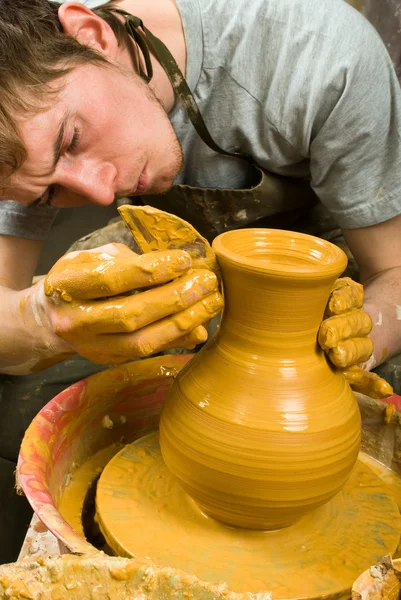 Potter working at his workshop — Stock Photo, Image