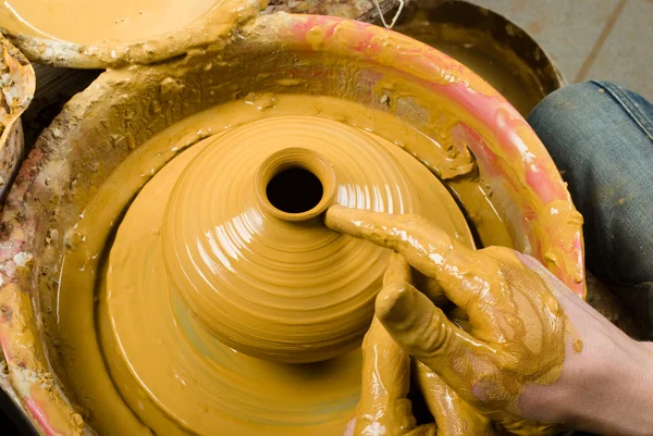 Manos de un alfarero, creando un frasco de barro amarillo —  Fotos de Stock