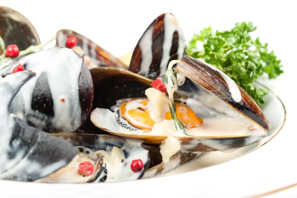 Kokta och beredda musslor redo att ätas. — Stockfoto
