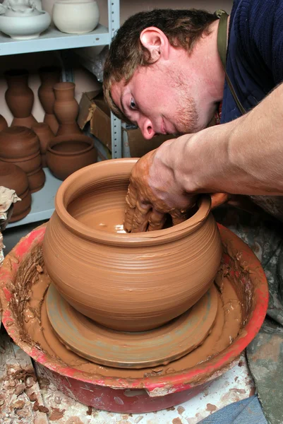 Mains d'un potier, créant un pot de terre sur le cercle — Photo