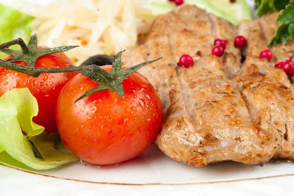 Gegrilde steak vlees met tomaat — Stockfoto