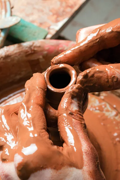 Händerna på en krukmakare, skapa en liten lerkärl burk — Stockfoto