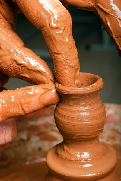 Руки горшечника, создающего маленькую глиняную банку — стоковое фото