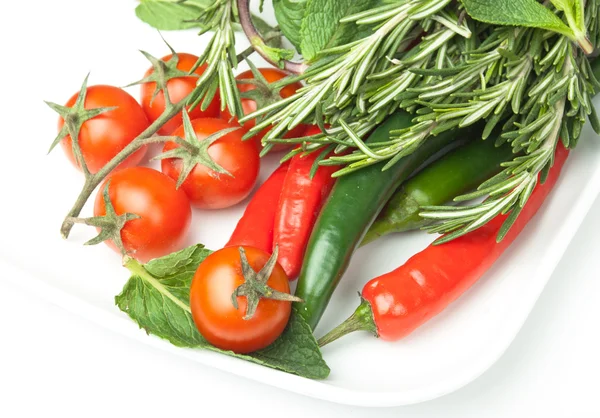 Čerstvá zelenina v desce izolovaných na bílém pozadí — Stock fotografie
