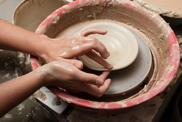 มือของช่างปั้นหม้อสร้างขวดดินบนวงกลม — ภาพถ่ายสต็อก