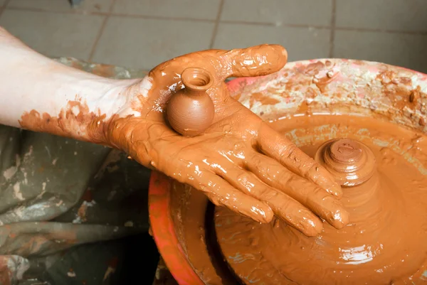 Hands of a potter, creating an little earthen jar — Stock Photo, Image