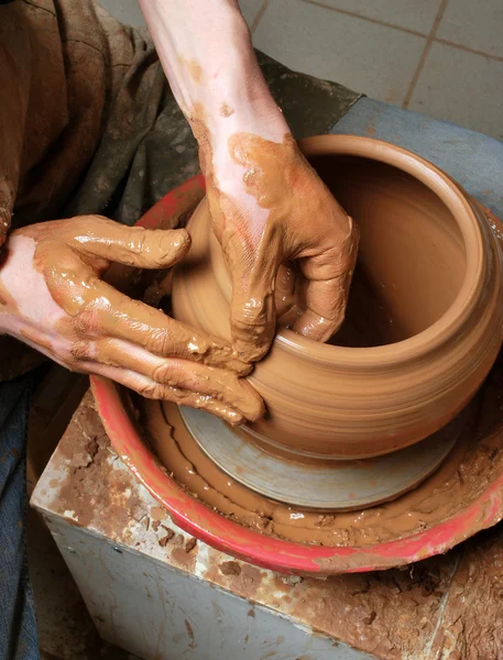 陶芸家の手、円上に土瓶を作成します。 — ストック写真
