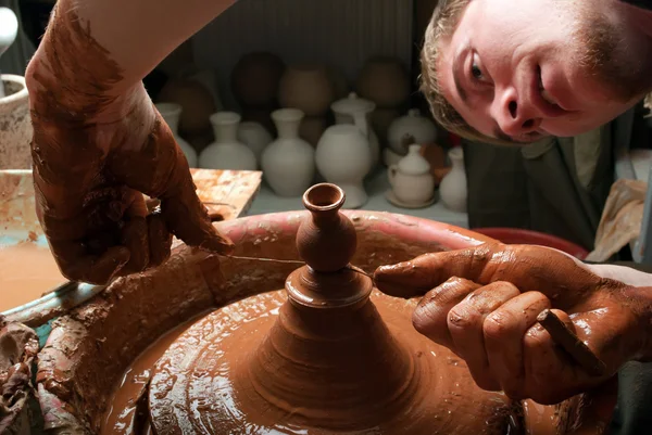 Händerna på en krukmakare, skapa en liten lerkärl burk — Stockfoto