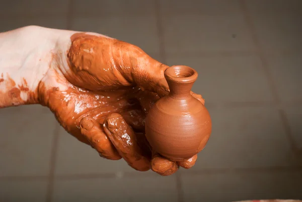 Χέρια ενός αγγειοπλάστη, δημιουργώντας ένα πήλινο βάζο στον κύκλο — Φωτογραφία Αρχείου
