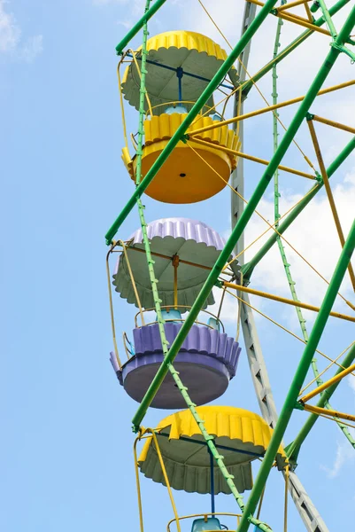 Reuzenrad op de blauwe lucht achtergrond — Stockfoto